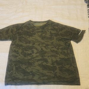 Old Navy Active "Breathe On" Men's Athletic shirt. Size small.